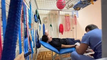 Львівські лікарі врятували життя хлопцю з Донеччини, який підняв заміновану пляшку