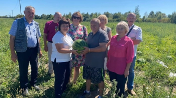 На Львівщині переселенець з Херсонщини виростив перші кавуни