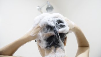 Весняне випадіння волосся: як правильно обрати шампунь