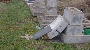 Поліція встановлює особи вандалів, які пошкодили пам’ятники на цвинтарі у Сокалі