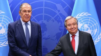 Гутерріш та Лавров тиснуть одне одному руки