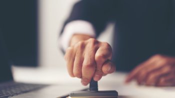 На Львівщині підозрюваного держреєстратора відсторонили від посади