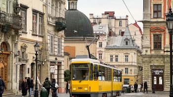 У центрі Львова другий день поспіль перекрили вулицю: зміни в русі транспорту