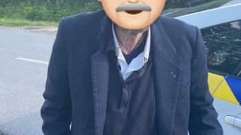 Добра справа: у Винниках патрульні допомогли дідусеві дістатися додому