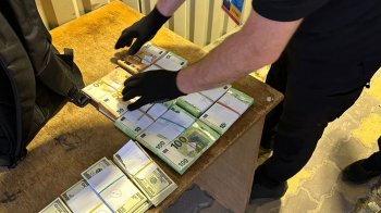 Через Краківець намагались вивезти незадекларовані 110 тис. євро та 91 тис. доларів за кордон
