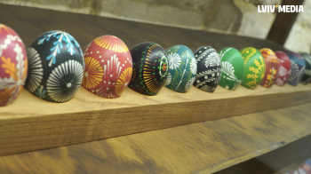 Антистрес-писанкарство: у Львові дітей вчать створювати Великодні яйця