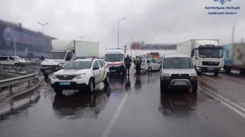 На Західній об'їзній Львова сталась ДТП: є потерпілі, рух ускладнено