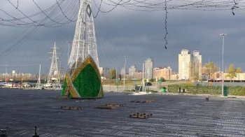 У Києві вже почали встановлювати новорічну ялинку (фото)