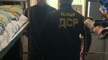 Спіймали “на гарячому”: поліцейські Львівщини перекрили канал постачання наркотиків до виправної колонії