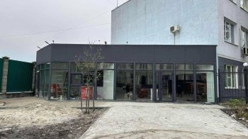 Знищив зелені насадження: на площі Двірцевій демонтують незаконно встановлену тимчасову споруду