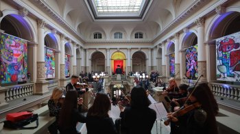 У Львові відкрилася виставка “Воїни світла”: збирають гроші для викладачів та студентів на передовій (ФОТО)