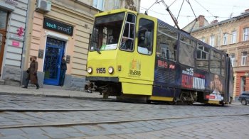 «Коли пасажира будуть поважати?»: у Львові водій трамвая знову зачинив двері перед обличчям людини на зупинці