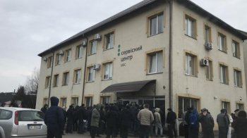 Львівʼянина увʼязнили за хабарі на перереєстрацію автомобілів поза чергою