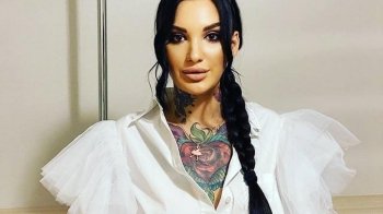 Порноакторка та ексучасниця шоу «Холостяк» заявила про напад на неї у Львові через російську мову