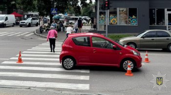 80-річна жінка потрапила під авто у Львові — переходила на червоне