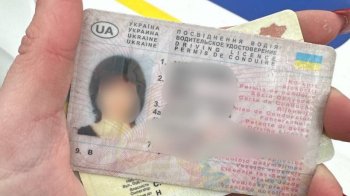 На Львівщині затримали водійку з посвідченням 70-річного чоловіка