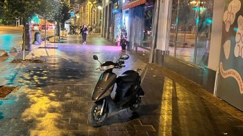 У центрі Львова скутерист збив 80-річну жінку на тротуарі