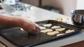 Як відчистити деко від жиру бюджетним способом: простий лайфхак