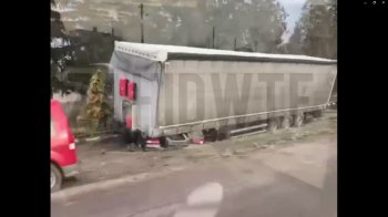 На Львівщині вантажівка злетіла з дороги (відео)