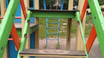 Небезпечні гірки та нескошена трава: львів’яни поскаржились на стан дитячих майданчиків