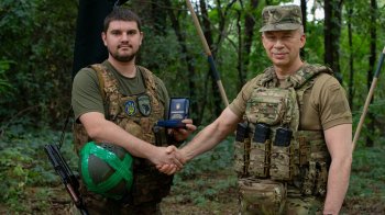 Сирський особисто вручив відзнаку “Золотий Хрест” військовому зі Львова