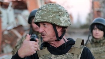 На Берлінському кінофестивалі відбулась прем’єра фільму Шона Пенна про російське вторгнення (відео)