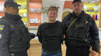 У Львові 28-річний чоловік, погрожуючи зброєю, пограбував ювелірний магазин