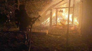 У Самбірському районі вогонь знищив господарську будівлю