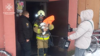 На Львівщині рятувальники допомогли врятуватися від пожежі матері з немовлям