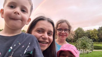 «Це будуть діти, які ніколи не підуть на компроміс»: історія родини, яка врятувалась з пошкодженого росіянами будинку у Львові