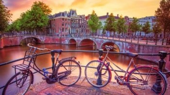 2 000 забутих на вулицях Амстердама велосипедів передадуть Україні: хто отримає
