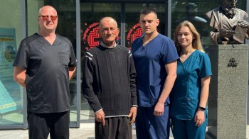 У Львові хірурги видалили чоловіку рідкісну кісту, розміром зі страусове яйце