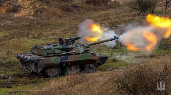 За добу українські військові знищили 14 танків та літак росіян