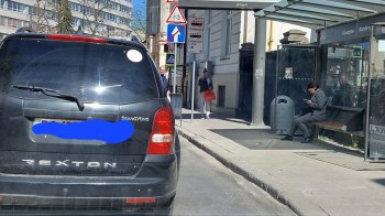 У Львові на перехресті Антоновича і Бандери білборд загороджує світлофор