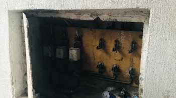 В електрощитку – пляшки: у Львові жителі будинку на вулиці Шевченка скаржаться на безлад у під’їзді