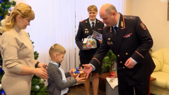 В Росії сину загиблого окупанта вручили дешевий годинник зі словами «Мрії здійснюються»