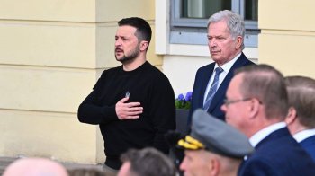 Президенти стоять біля палацу