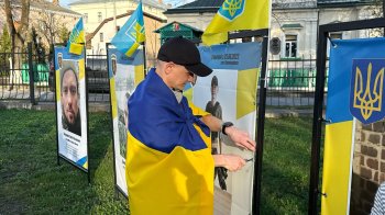 Повернувшись з полону військовий з Львівщини зняв банер зі своїм портретом з “Алеї надії”