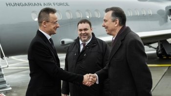 Представлятиме «мирну позицію» щодо війни в Україні: очільник МЗС Угорщини прилетів у Білорусь