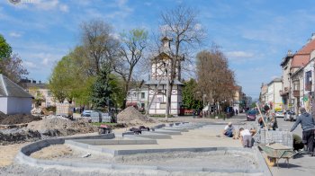 У Бродах за понад 18 млн грн реконструюють сквер в центрі міста