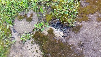 У подвір’ї утворюється провалля: львів'яни просять замінити каналізаційні труби