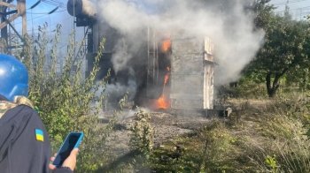 Ворог продовжує обстрілювати критичну інфраструктуру: на Слов'янській ТЕС зайнялася пожежа