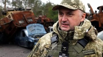 Череватий дивиться в кадр