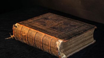 На Львівщині судили киянина, який намагався вивезти до Польщі два стародруки під підкладкою валізи