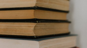 Як позбутися російської літератури з користю: куди краще здати макулатуру