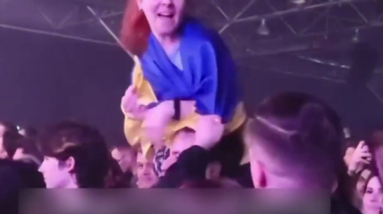 На концерті російського репера Noize MC в Молдові охоронці вивели із зали дівчину з українським прапором