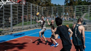 Врятувати Вікторію: Капітан Америка, Халк та Залізна Людина зіграють для неї у баскетбол