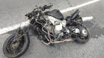 Розтрощений мотоцикл лежить на дорозі