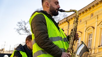 Музиканти-волонтери грають на вулицях Львова та збирають кошти для ЗСУ