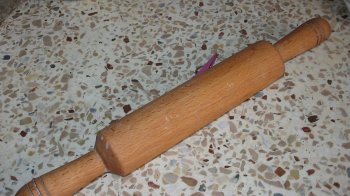 Спершу вдарив кулаком в обличчя, потім — качалкою по голові: на Хмельниччині засудили чоловіка, який «виховував» пасинка